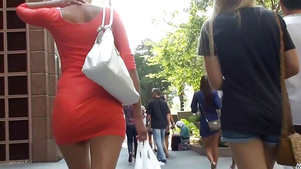 MILF sa dobrom figurom lupao je pred mlađim devojkama